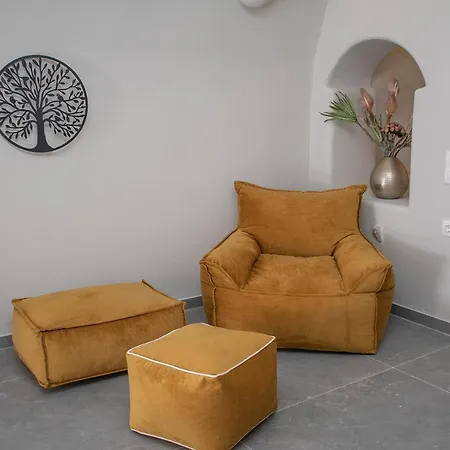 Arck 3* Foinikia (Santorini)